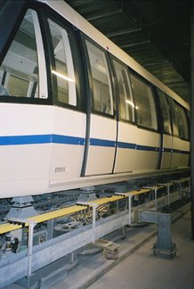 Verbindung zwischen Haupt- und Midfieldterminal im Flughafen Zürich Kloten, Schweiz (U-Bahn) - Seilgezogenes System